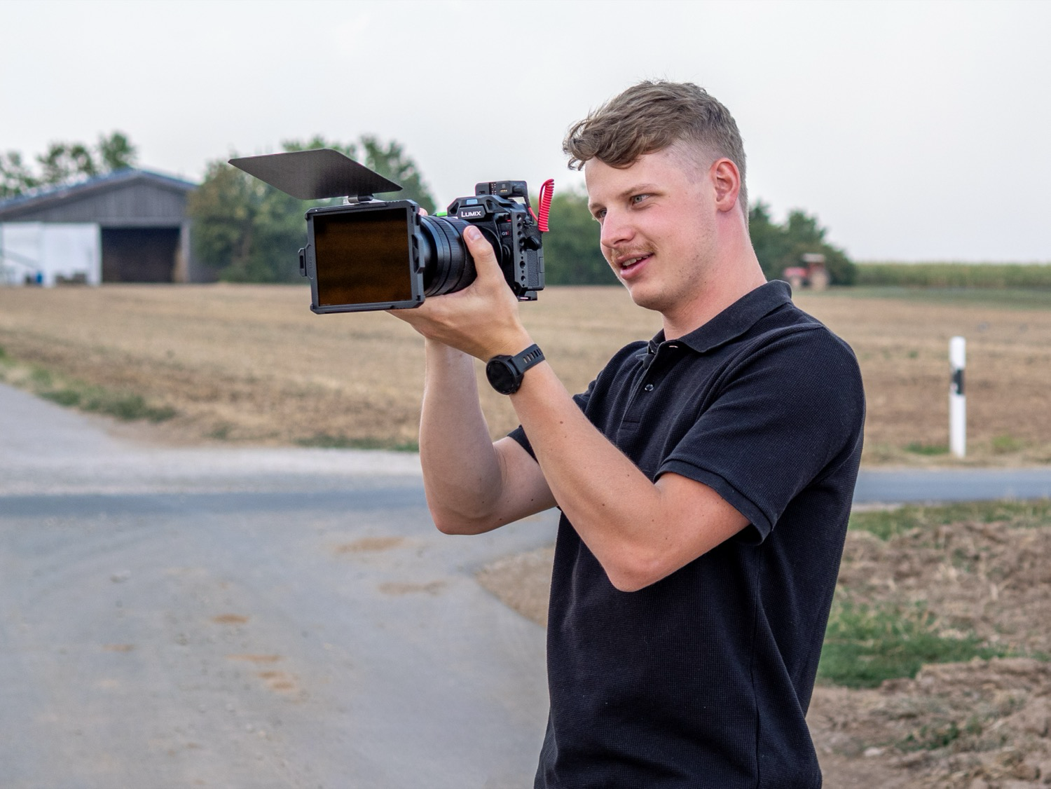 Florian Dormann mit Kamera und Equipment