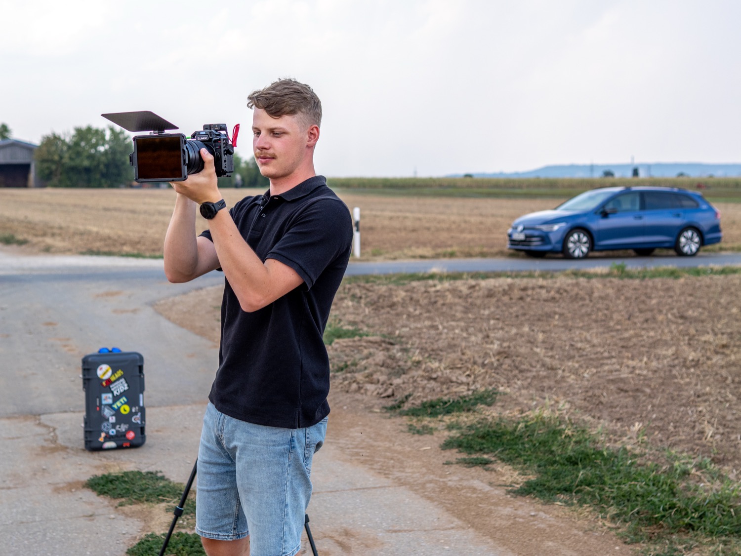 Florian Dormann mit Kamera und Equipment